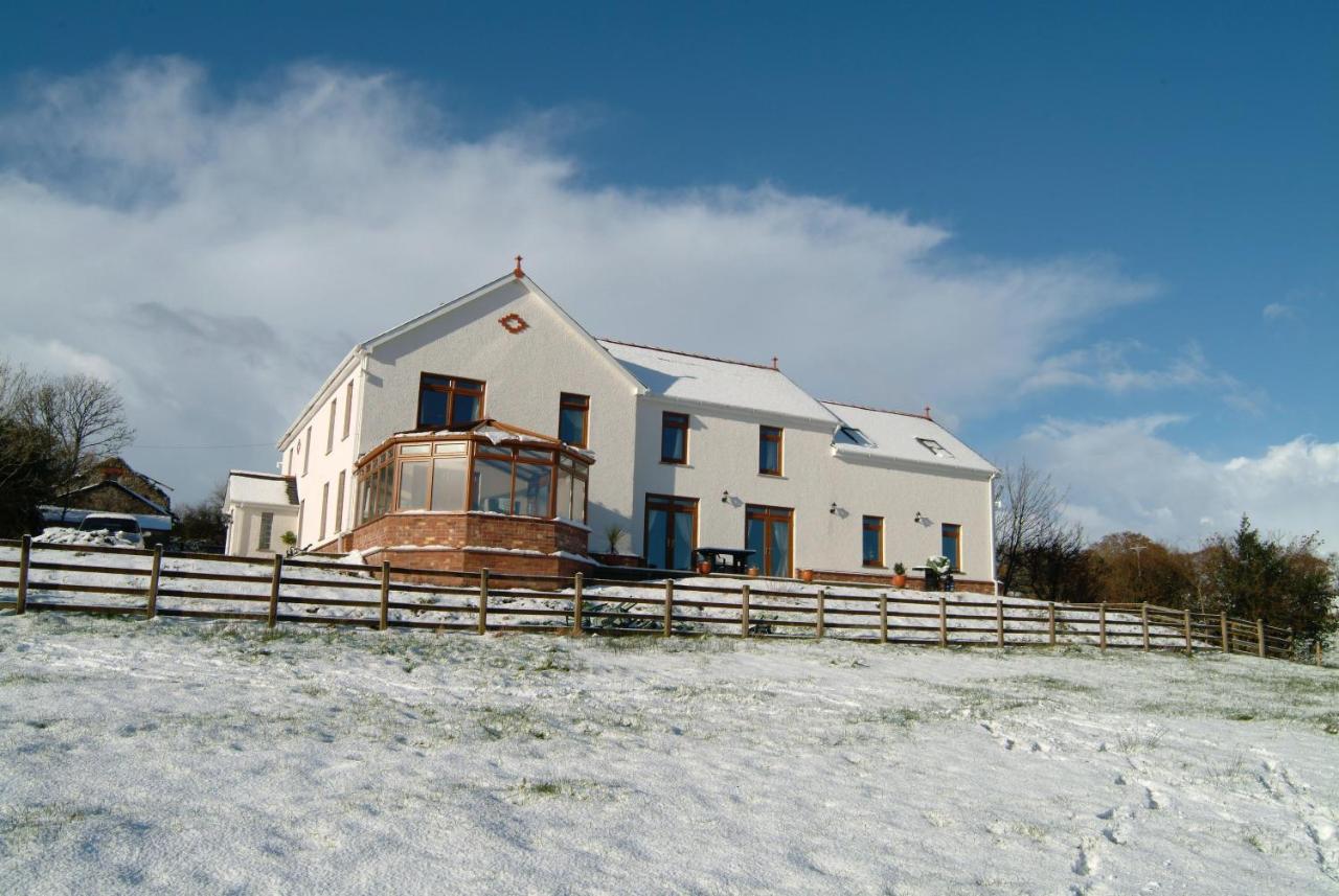 Penddaulwyn Uchaf Farm # Carmarthenshire Apartman Nantgaredig Kültér fotó